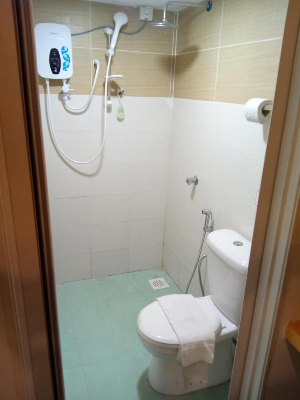 The Serai Cottage Transit Hotel Kampong Gong Badak Exteriör bild