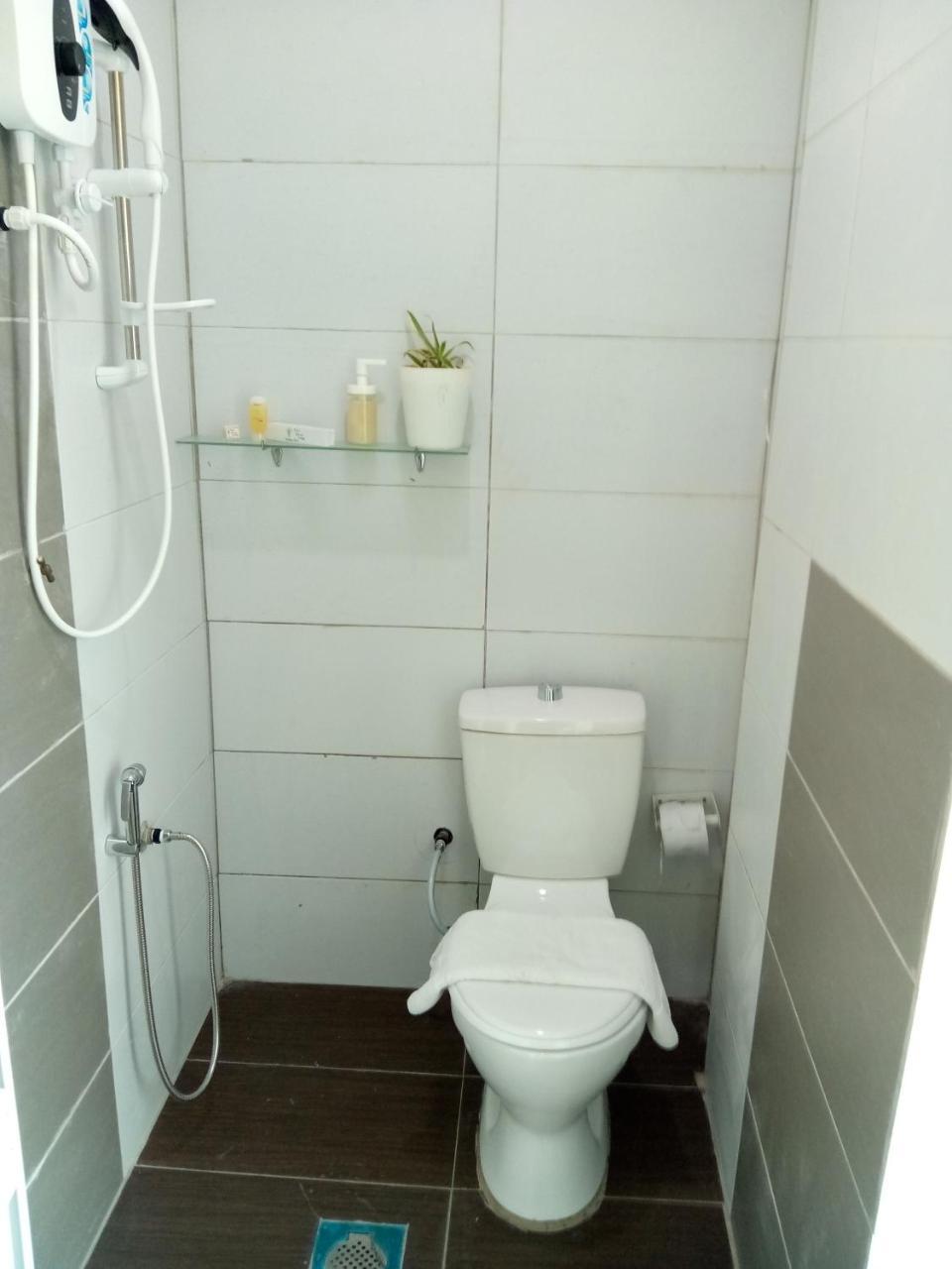 The Serai Cottage Transit Hotel Kampong Gong Badak Exteriör bild