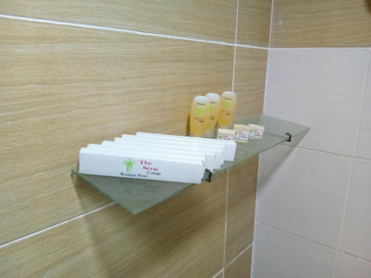 The Serai Cottage Transit Hotel Kampong Gong Badak Exteriör bild