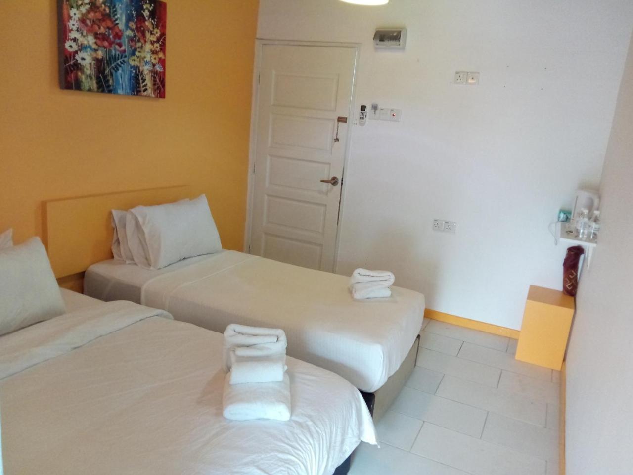 The Serai Cottage Transit Hotel Kampong Gong Badak Exteriör bild