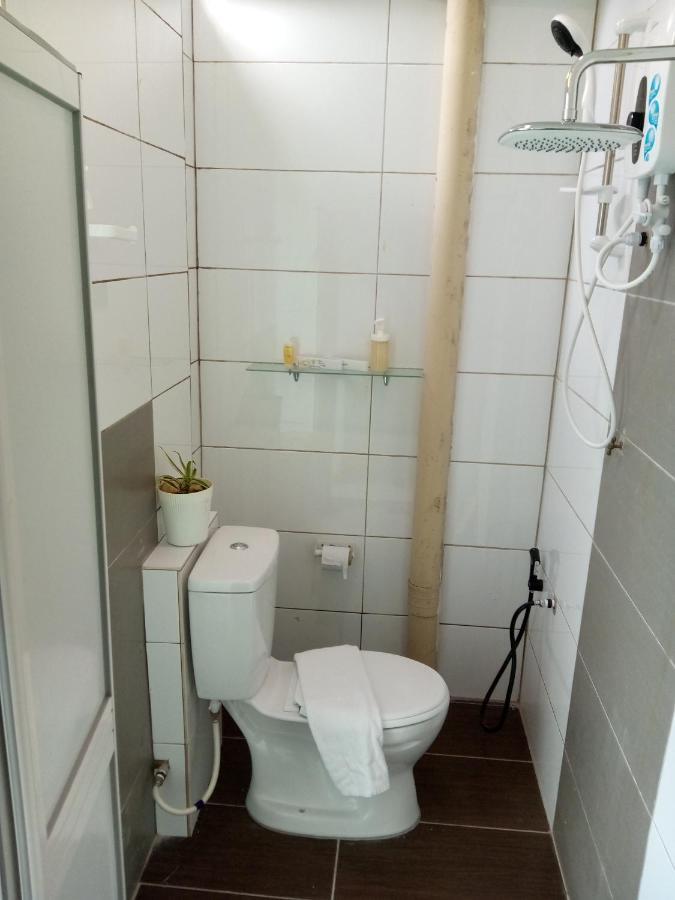 The Serai Cottage Transit Hotel Kampong Gong Badak Exteriör bild
